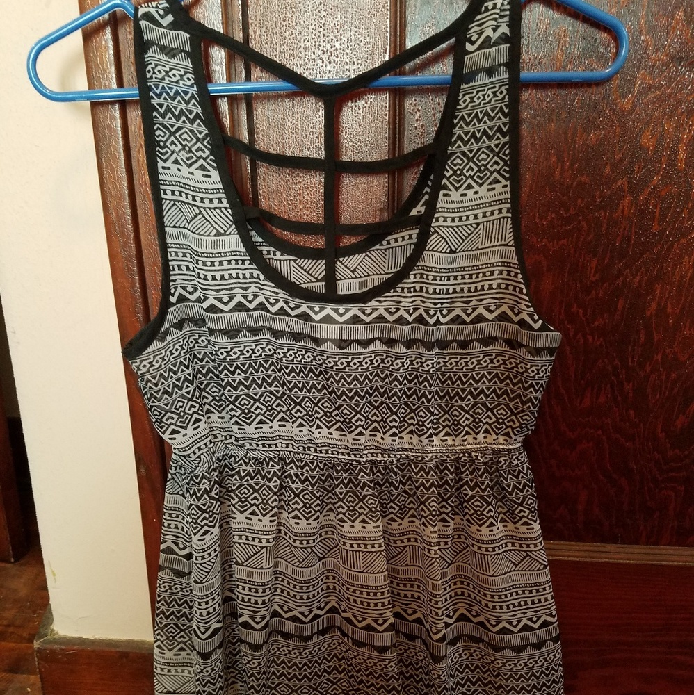 Vanity Geometric Tank - Picture 2 of 4